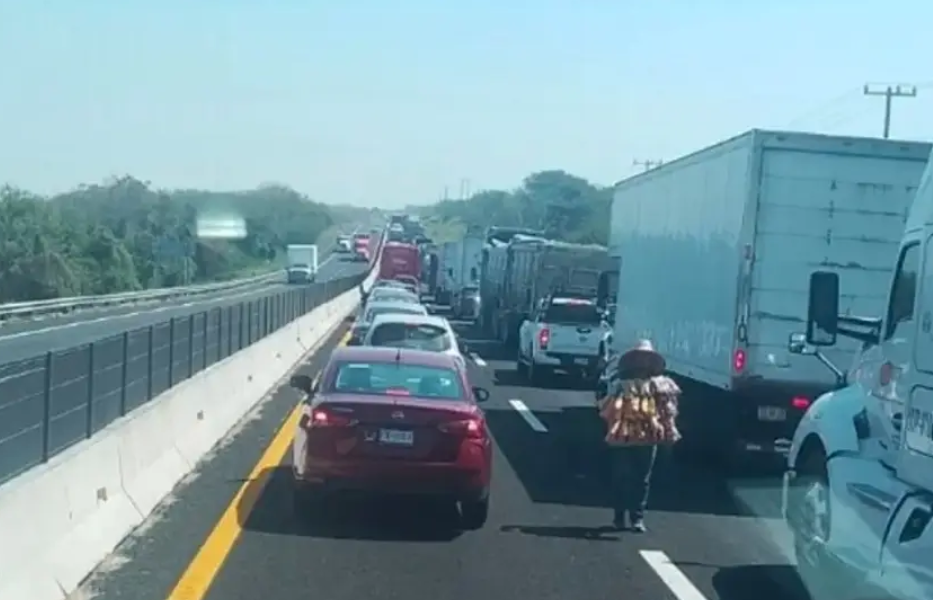 Traffic has come to a halt on the Veracruz-Cardel highway near San Julián; here is what happened.