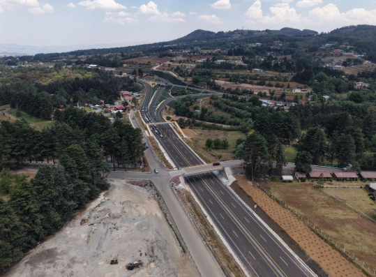 Truck driver dies after being robbed and shot on a highway in southern Veracruz.