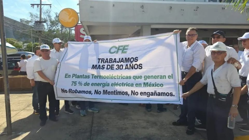Blockades and protests targeting CFE and Pemex greeted Sheinbaum during her tour of Veracruz.